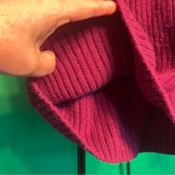 XS Club Monaco Cashmere Bordeaux Sweater w Silk Details on Shoulder Cute - Picture 5 of 8
